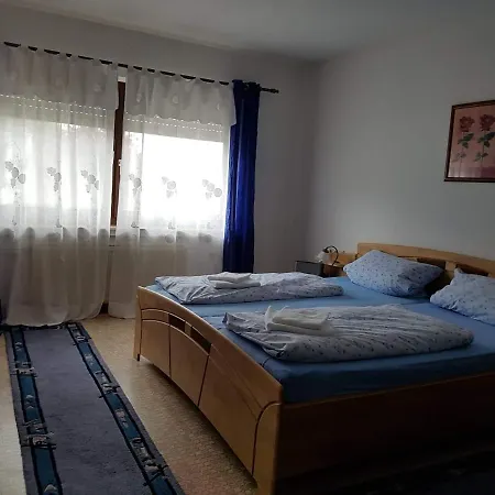 Zum Lahnfelsen ホテル